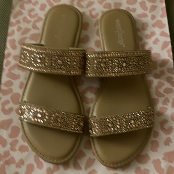 Bundle of 2 sandels !!! 💯❤️ - Picture 2 of 7